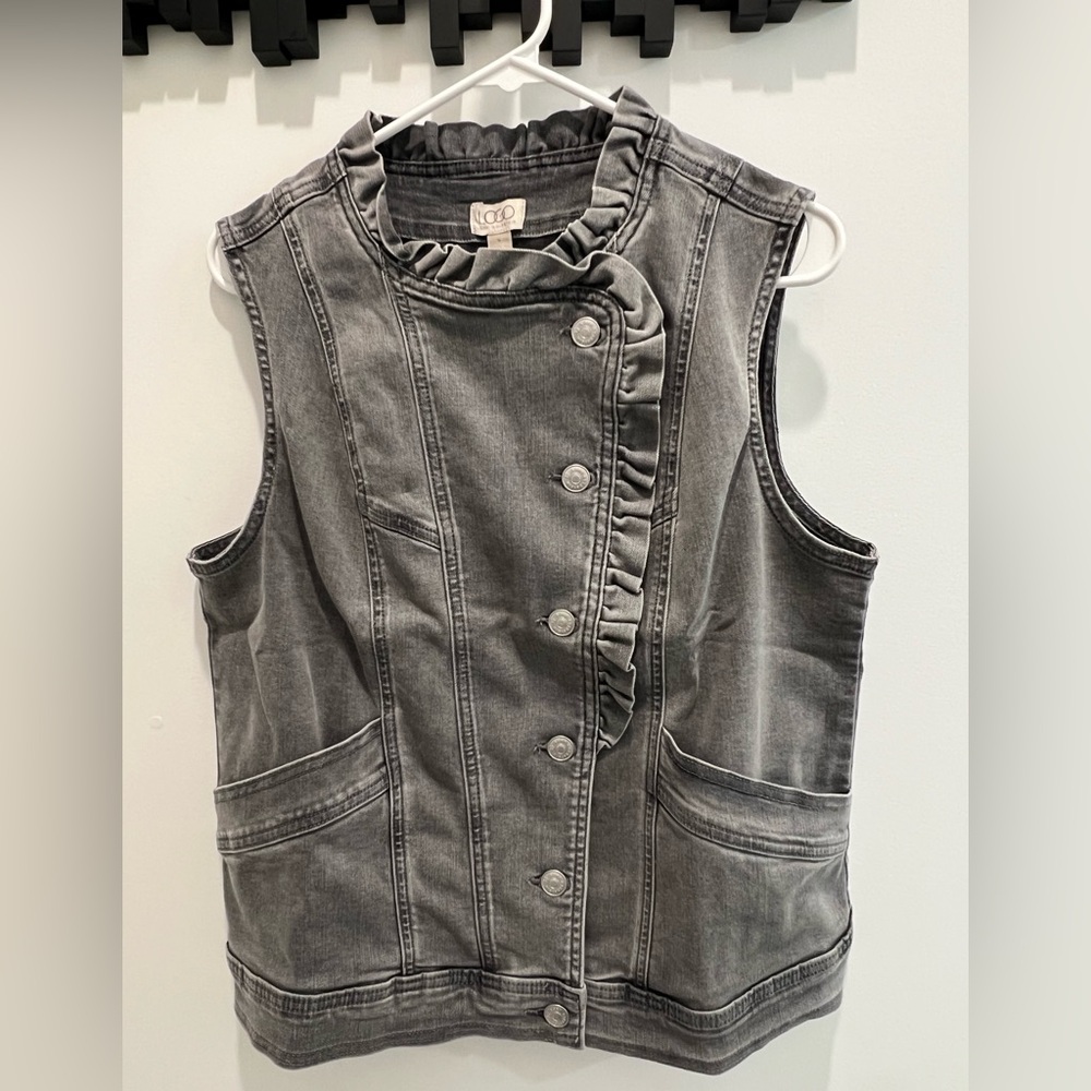 🩶Gray Sleeveless Denim Vest with Ruffle Trim🩶